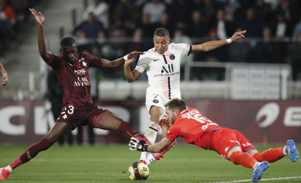  巴黎圣日耳曼领跑优势缩水至三分引担忧  