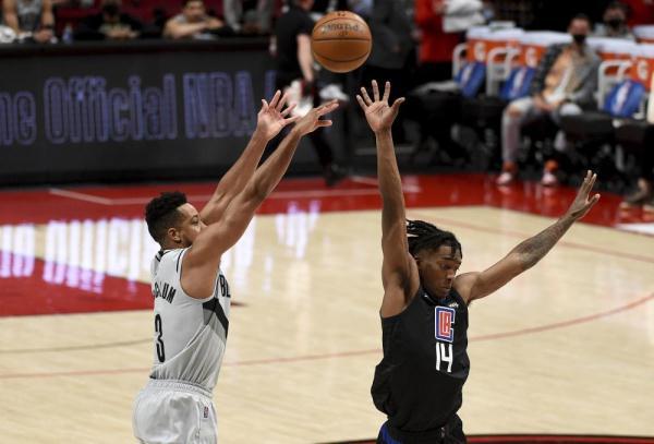  乔治关键封盖，快船险胜开拓者  